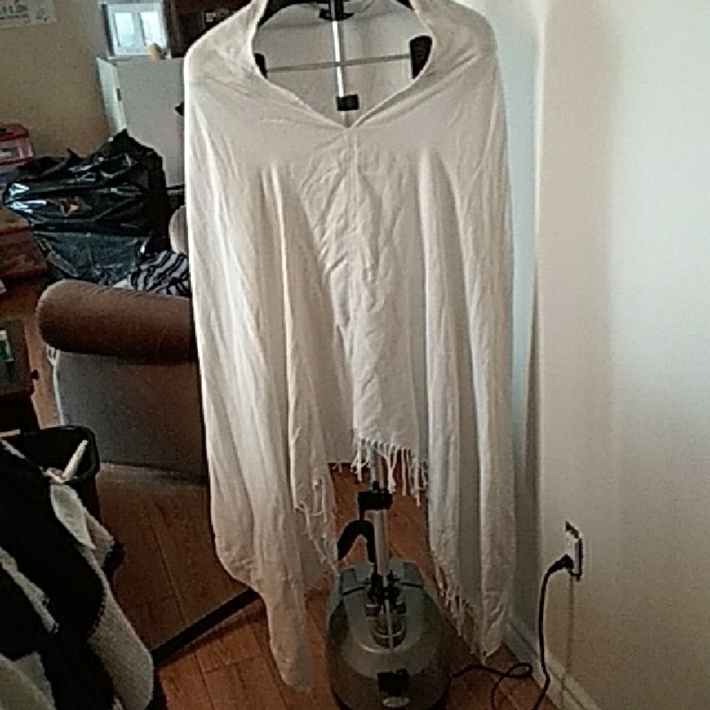 Fattorseta White Shawl with Fringe OS